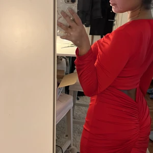 Red dress | Nelly strl M - Klänning från Nelly i storlek M. Öppen vid svanken, köpt 2018. Testad och använd vid ENDAST ETT tillfälle. 🌹