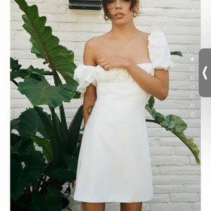 Säljer denna zara klänning i xs - Säljer denna zara klänning storlek xs, säljer den pga att den va för liten för mig den är helt ny och helt slutsåld på zaras hemsida. Endast testat den!