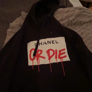 Chanel or die hoodie - Säljer nu min Chanel or die hoodie i ett väldigt bra skick. Den är väldigt sällsynt och går knappt att få tag på längre då denna modell inte längre tillverkas. 