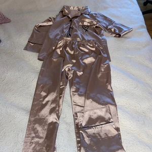 PYJAMAS!🤍 - En fin pyjamas i strl xs, den är inte jätte använd så fortfarande i ett bra skick, den säljs för den har blivit för liten för mig🙂 
