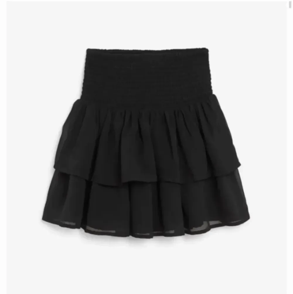 Säljer denna fina volang kjol! Trendig och skit fin. Vill få såld snabbt så skriv vid funderingar eller frågor☺️. Kjolar.