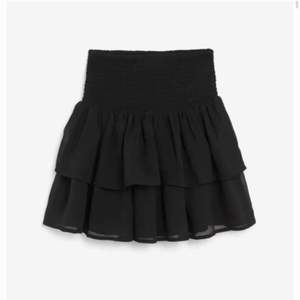 Säljer denna fina volang kjol! Trendig och skit fin. Vill få såld snabbt så skriv vid funderingar eller frågor☺️