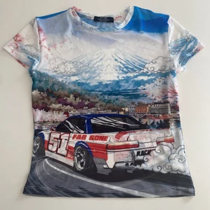 Mesh - Säljer denna skjuutttt häftiga mesh t-shirten från bershka! Älskar den och tycker den är så cool men säljer pga att jag redan har något likande! Toppen skick! Står m på lappen men passar s oxkså beroende på hur tajt man vill att den ska sitta. Är lite osäker på om jag vill sälja den men hör av er💖