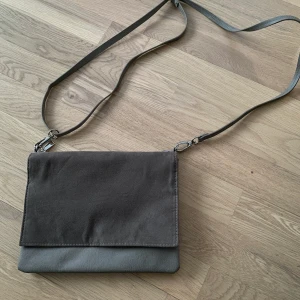 Grå väska - Nyskick! Skriv om du har frågor, köparen står för frakten.