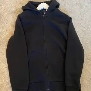 Aldrig använt denna svarta adidas zip hoodie säljer den därför ❤️Köpt för 599:-