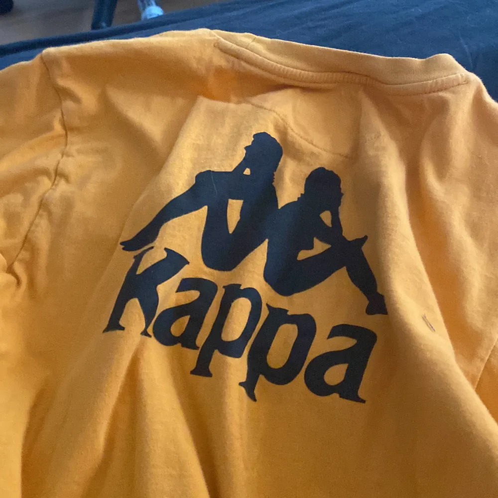 Säljer denna orange Kappa tröja som jag inte använt på länge och som är i bra skick. Kan mötas upp i sthlm.. T-shirts.