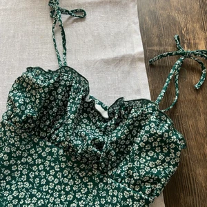 Sommarklänning - Garderobsrensning, blommig och grön sommarklänning tyvärr inte min stil längre