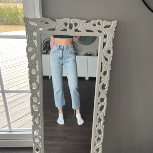Zara Jeans - Säljer dessa näst intill oanvända jeans från zara då dom var mycket fortare än förväntat. Jag är 172 så passar någon med lite kortare ben. Annars superfina!!