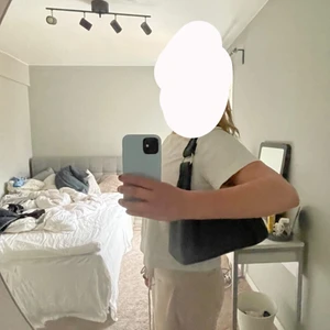 skriv snygg axelväska!! - trendig väska som tyvärr!! inte kommer till användning. 