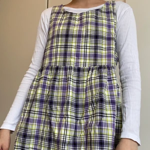 Rutig klänning - Klänning från Collusion💛 nypris 245! Jag är 168 cm för referens :) 