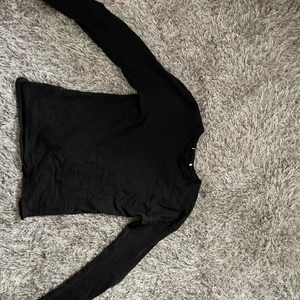 Långärmadtröja - säljer en basic svart långärmad tröja🥰