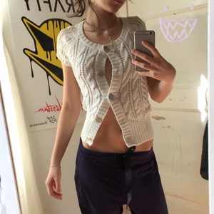 Stickad topp  - Stickad topp köpt secondhand, fint skick med knappar. 