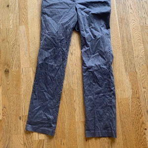 Raka kostymbyxor  - Raka kostymbyxor från hm med små små mörkgråa ränder som jag köpte secondhand. I strl 38 men jag i strl 36/38 brukar låta de hänga på höfterna så att de går hela vägen ned 