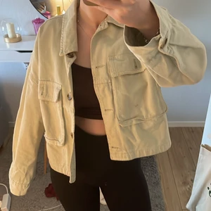 Jeansjacka  - Grön jeansjacka ifrån Zara, köpt för 3 år sen men bara använd 1 sommar! Bra kvalitet i storlek S