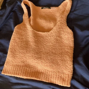 Rosa linne💗 - Detta linne är väldigt fint och skönt, men det är en alldeles för stor urringning för mig. Det är storlek xs men skulle säga att den är mer som en M. Använt ca 1 gång ❤️