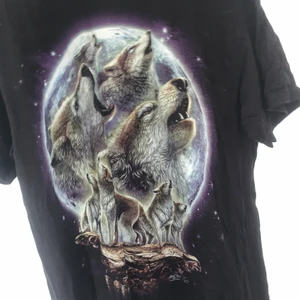 T-shirt med tryck  - Secondhand fynd förra året, säljes då den inte används. Knappt använd av mig och är förövrigt i väldigt bra skick! 