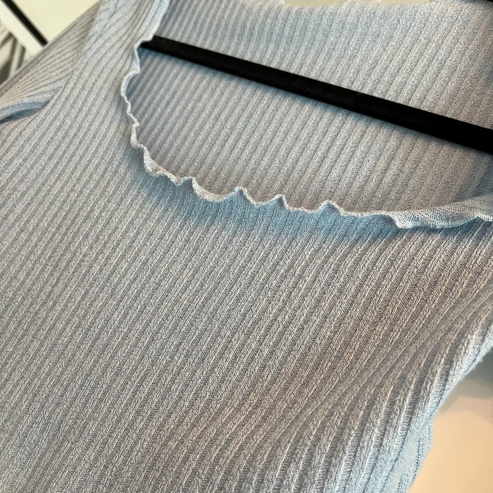 Kort tröja från SHEIN i ett jätte skönt material. Använd någon gång, annars varit hängd i garderoben. Tröjan passar en S och möjligtvis en mindre M.  . Toppar.