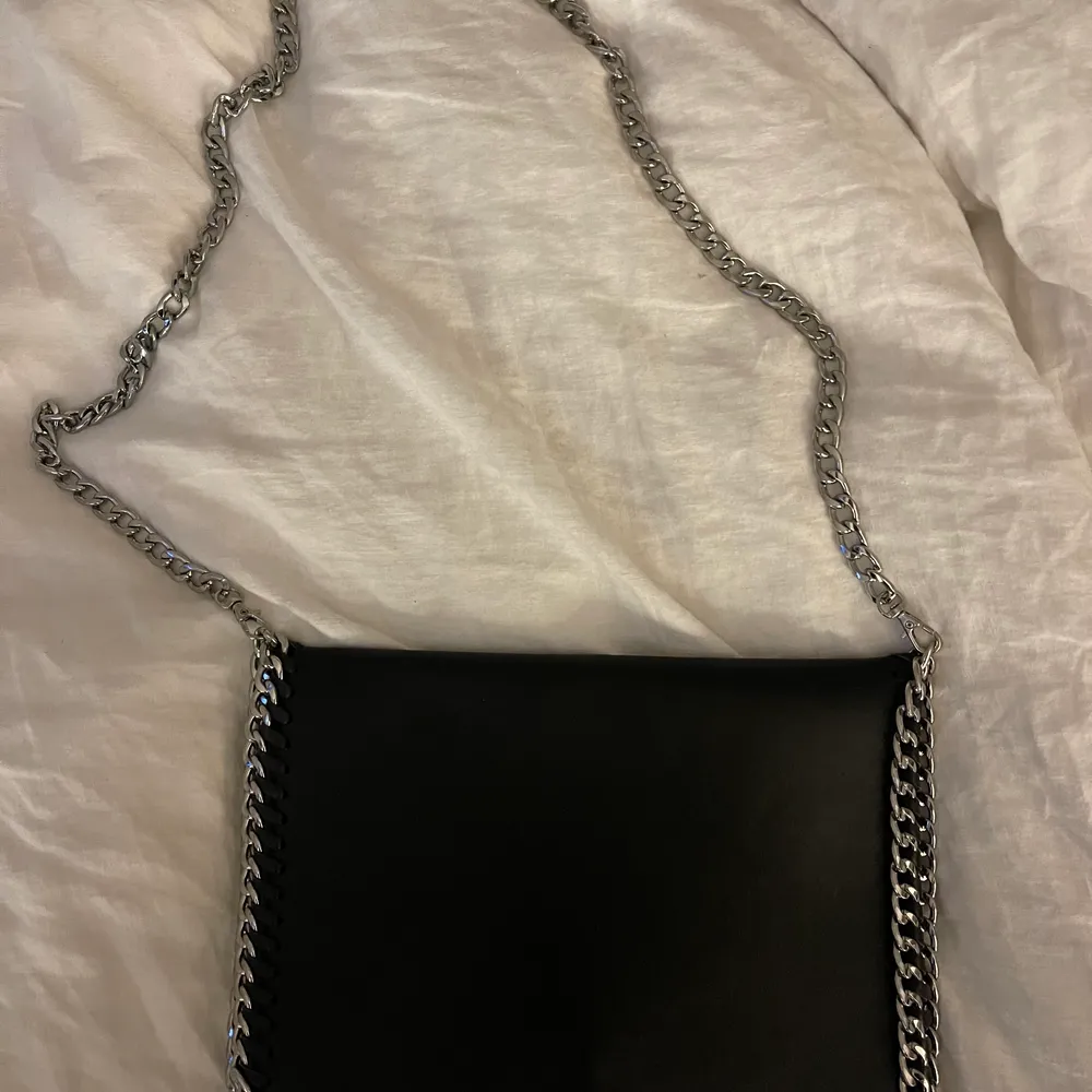 Skitfin axelrems väska från Nelly. Den ser ut precis som ny då den bara är använd nån gång💕kedjan är avtagbar och den har en ficka med dragkedja innuti. Väskor.