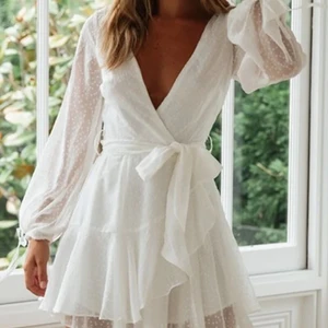 Dennis Maglic klänning - Klänningen är i nyskick och har inte kommit till användning då den var för stor på mig som är 157cm lång. Jag brukar vanligtvis vara en xs/s. OBS‼️ Köparen står för frakten. ORGINALPRIS: 899kr