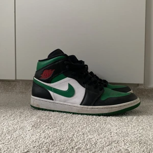 Jordans 1 mid - Säljer mina jordans då de aldrig har kommit till användning. Storlek 45 men jag har normalt storlek 43-44 och de passar mig bra. Mycket bra skick då jag använt de max två gånger.