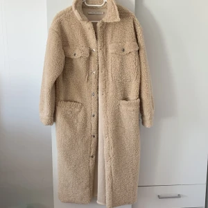 Jacka - Säljer denna jackan som blev inköpt den 26 mars detta året och använd endast en gång. Den är inköp för 1200kr ( kvitto finns) 