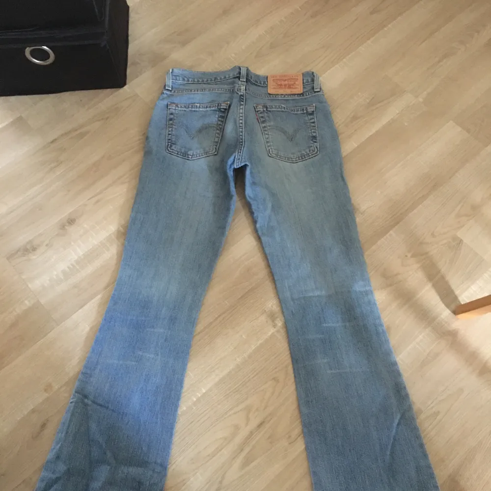 Fina Levis jeans 527 bootcut Storlek 28/34. 69 86 midja  innerbenslängd   Litet litet hål vid häll därav priset  Runt 500 men kom gärna med något käckt bud . Jeans & Byxor.