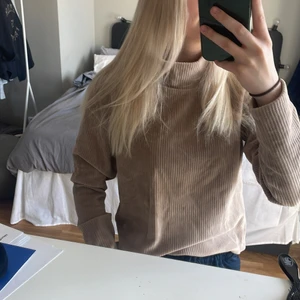 Brun/beige tröja med hög krage - Brun/beige mjuk tröja i skönt material från Ginatricot. Fint skick, storlek XS men jah skulle säga att den även passar S🤎