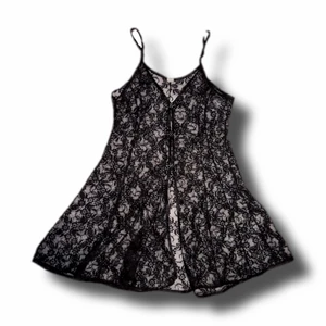 Spetsklänning  - Klänning i svart spets😋 den har en slits längst framsidan med fina knäppen i glitter. Längden är som en vanlig kortklänning. 