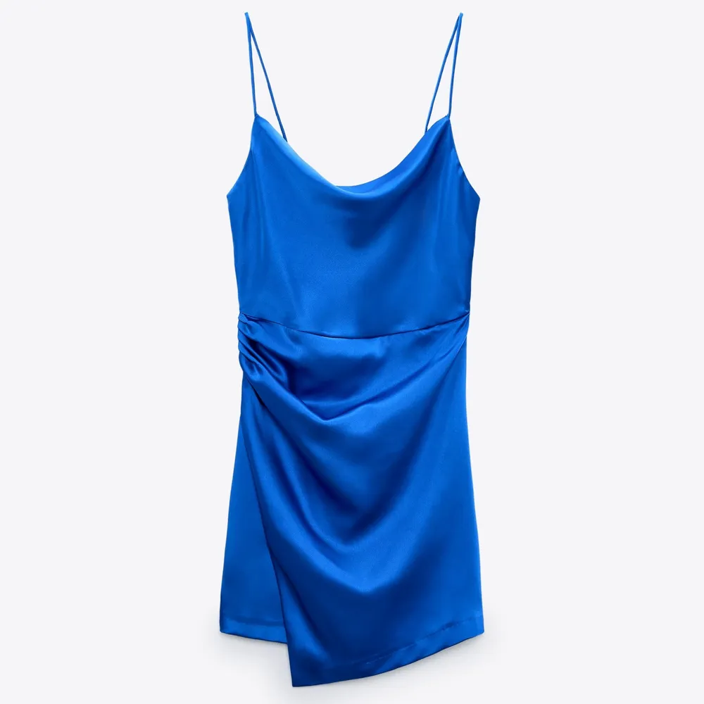 Säljer min helt oanvända klänning från zara i blått! Den är i storlek Small och prislappen finns kvar! . Klänningar.