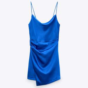 Säljer min helt oanvända klänning från zara i blått! Den är i storlek Small och prislappen finns kvar! 