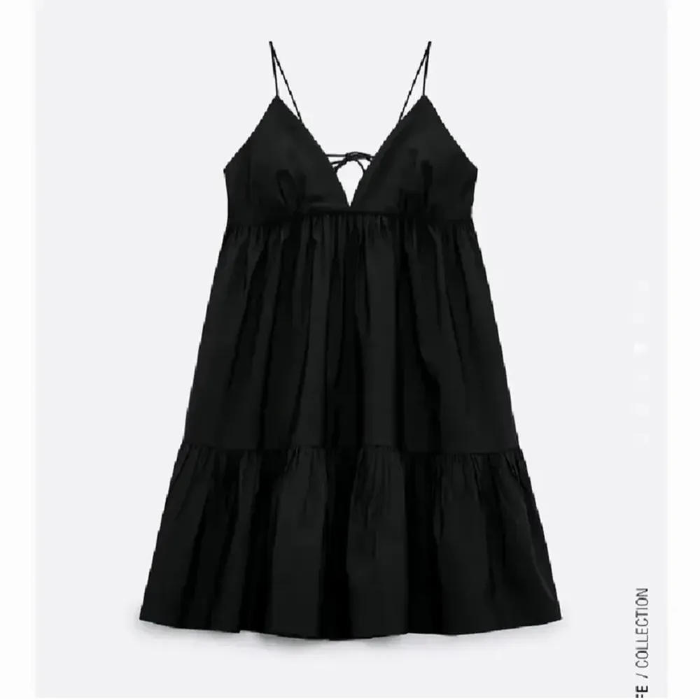 Intressekoll på denna jättefina klänning som är köpt här på Plick, i jättebra skick. Säljer för att den var lite för liten för mig. Kan tänka mig att byta den mot en i storlek m också 💗. Klänningar.