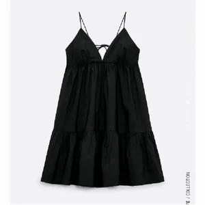 Zara klänning  - Intressekoll på denna jättefina klänning som är köpt här på Plick, i jättebra skick. Säljer för att den var lite för liten för mig. Kan tänka mig att byta den mot en i storlek m också 💗