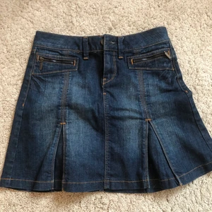 Jeanskjol  - Säljer denna balla jeanskjol från Esprit!💙Köpte second hand i somras men har aldrig använt den. Den är jättefint mörkblå och har lite volanger nertill!