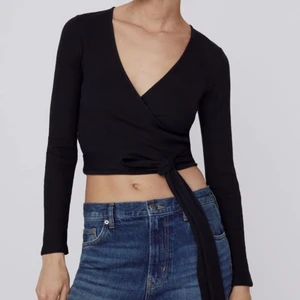 Svart wrap top från Zara - En svart wrap top/knyttopp/omlottopp från Zara i jättebra skick! Lite för stor för mig 🖤