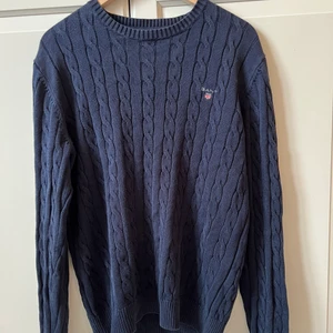 Gant stickad tröja  - Säljer en fin gant tröja storlek M ny pris runt 900kr säljer den för 80