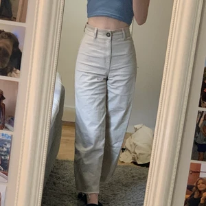 Vida byxor i denim - Köpta på H&M