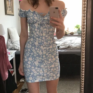 Klänning - Säljer denna söta klänning ifrån Nelly! Har sytt in den som ni ser på andra bilden för att passformen ska vara lite finare🦋🦋 Har två fläckar, men går bort i tvätten 💕