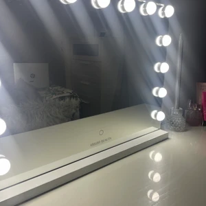 SMINKSPEGEL NY - Köpt för 1600kr, säljer för 1000kr med kartong och allt helt ny. Har en men den andra fick jag som en present. Har tre funktioner och funkar jättebra! Kan diskutera pris..