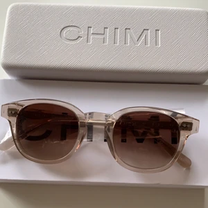 Chimi 01 solgalsögon  - Chimis 01 perfekt för båda könen nu till sommaren. Knappt använda nästintill helt nya, fasta gångjärn och inga repor alls. Original förpackning, box, case, duk och plast ingår självfallet. Hör av er 🎂 