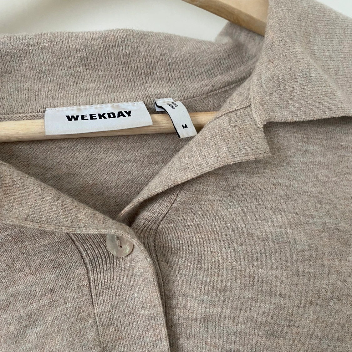 Snygg beige tröja från Weekday stl M - 90