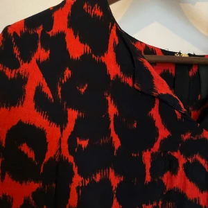 Mönstrad blus, InWear S - Mönstrad blus från InWear strl s. Oanvänd i nyskick. Hämtas hemma hos mig på Kungsholmen 