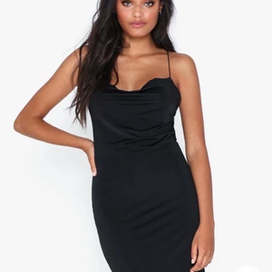 Svart klänning - Super snygg klänning med droppformad urringning och öppen i ryggen , säljer då den inte passar tyvärr!!🤍🤍