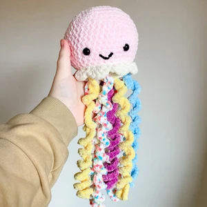 Virkad manet/bläckfisk🐙 Mjuk och söt😍 - Virkar egna maneter/bläckfiskar!💕 Dessa är såååå gulliga och de får alltid massa komplimanger när folk ser dem🥰 Garnet är jättesjuk och mysigt, det är liksom som luddigt💜 Jag virkar dem på beställning och det finns massor av färger att välja på! Storleken kan också anpassas🥰 Det tar vanligtvis 3-4 dagar innan jag är redo att skicka så länge jag har allt garn hemma✨ Skicka gärna ett meddelande om du är intresserad eller har frågor🥰