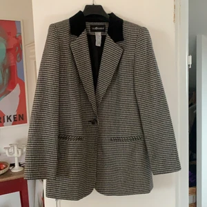 Hundtandsmönstrad kavaj - Hundtandsmönstrad kavaj. Fint skick. Go passform. Tror det är en dammodell.  Jag är 177cm och på mig är den lite kort i armarna.      Ullblandning med 40% ull.  Jag är storlek small och den passar mig ganska väl