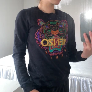 Sweatshirt  - Superfin och skön sweatshirt från kenzo. Vet inte om den e äkta då jag köpt den här på Plick. Men den e verkligen superfin och trycket är helt och fint. Säljer då jag tycker den blivit för liten🤍 FRAKTEN INGÅR