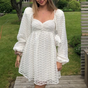 Klänning NA-KD - Säljer min studentklänning från NA-KD i storlek 36. Endast använd 1 gång, inga defekter. Köpare står för frakt/kan mötas upp i Malmö. Första bilden är min egen 