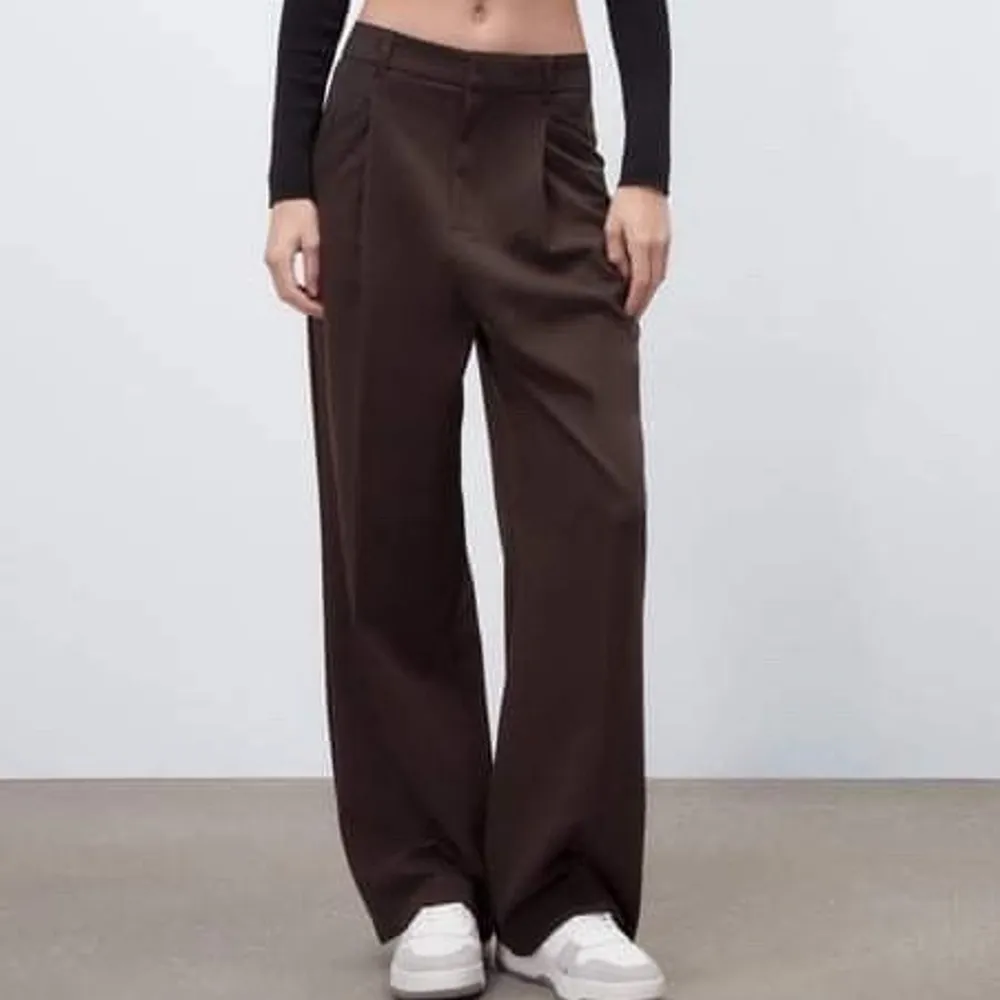 Full length never worn Zara Trousers In Brown. High waist trousers, zip fly and top button fastening.   Size M (about 98CM) Style: Wide Leg Fabric: polyester, viscose, elastane Original Price: 799sek. Jeans & Byxor.