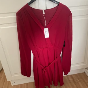 Klänning - Burgundy klänning från nelly i storlek 42! Inköpt för ett antal år sedan, men aldrig använd!