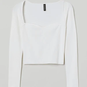 Topp - Slutsåld topp från H&M. Finns att hämta i Göteborg annars står köparen för frakt! 😊💓