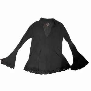 SVART BLUS H&M - Svart blus från H&M Studio med detaljer. 